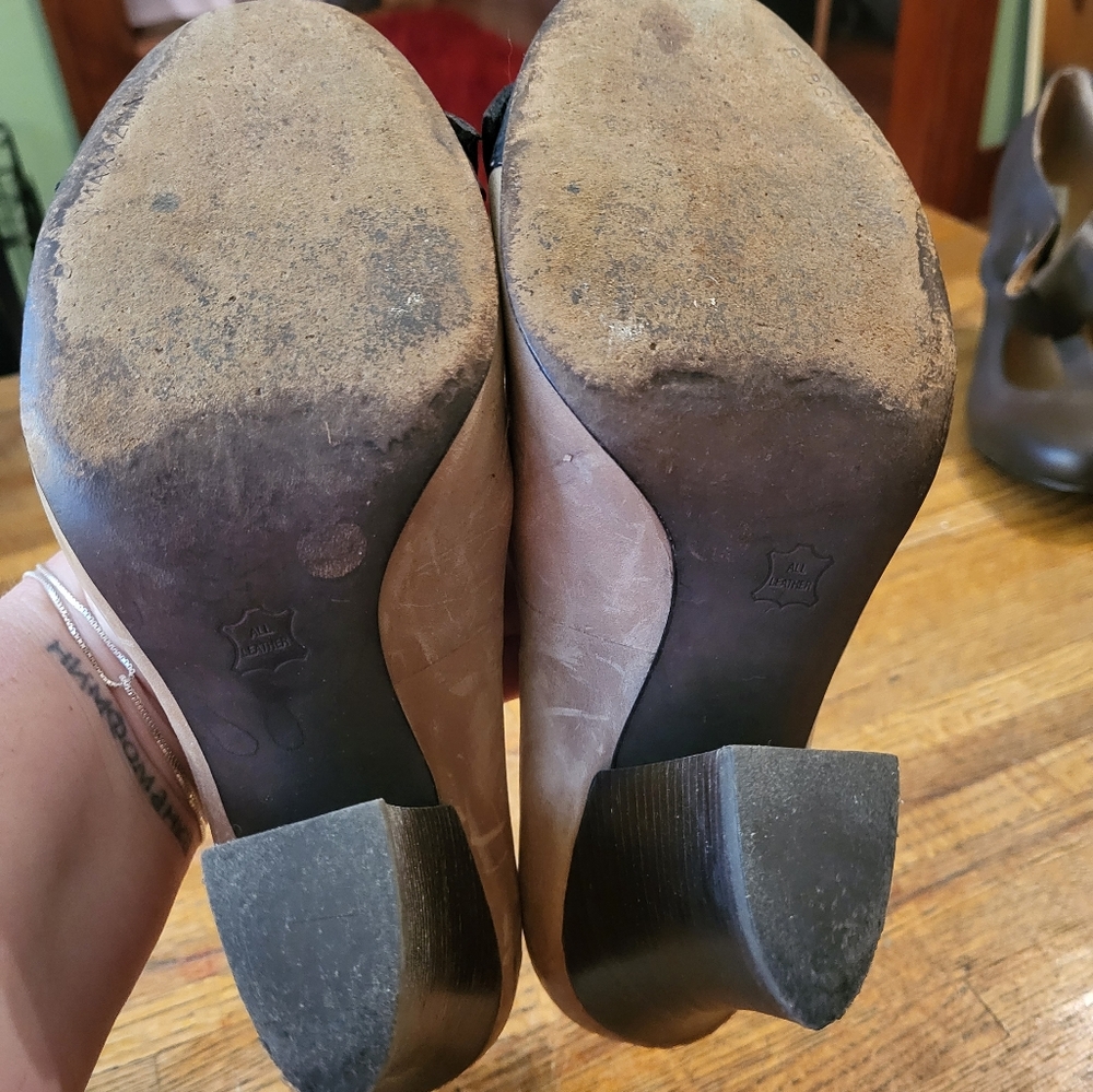 BCBG heels - Picture 5 of 6
